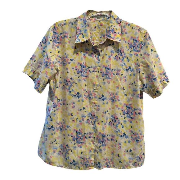 Foxcroft Tops - Vintage FoxCroft wrinkle-free shaped fit button down w/short sleeves & collar